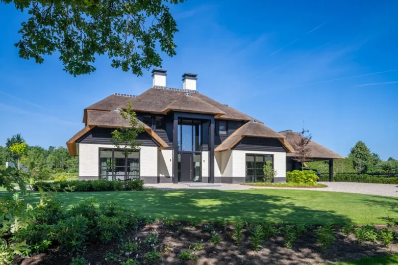 Rietgedekte Villa
