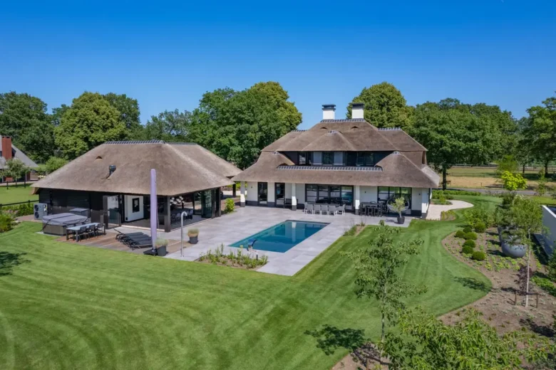 Rietgedekte Villa
