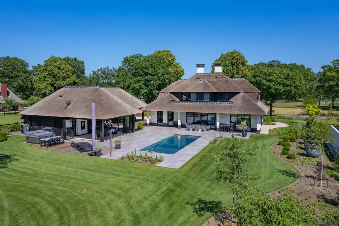 Rietgedekte Villa