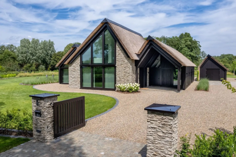 Landelijke villa in een krachtig lijnenspel
