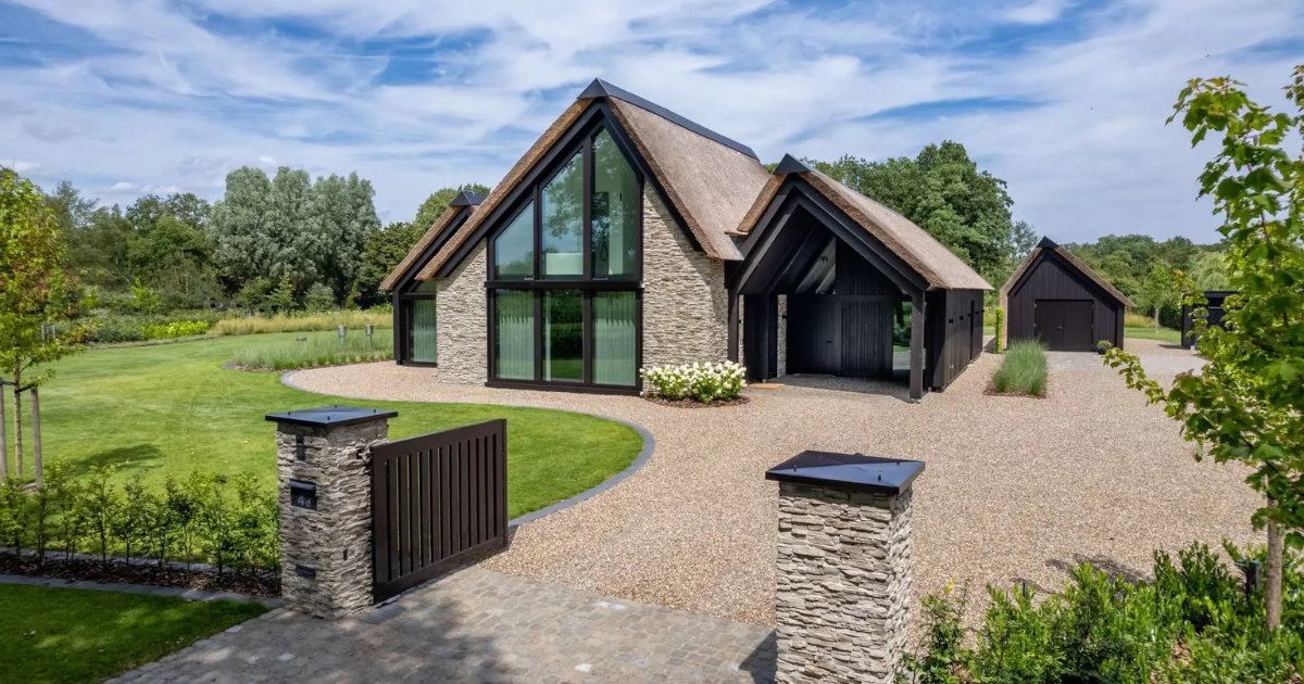 Landelijke villa in een krachtig lijnenspel