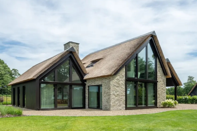Landelijke villa in een krachtig lijnenspel