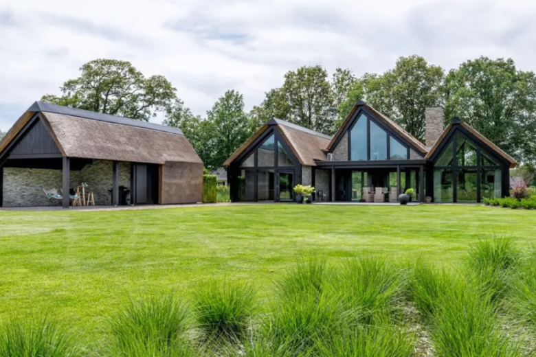Landelijke villa in een krachtig lijnenspel